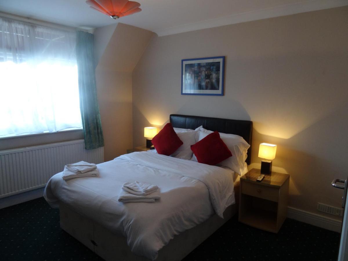 AJ Lodge Slough Buitenkant foto