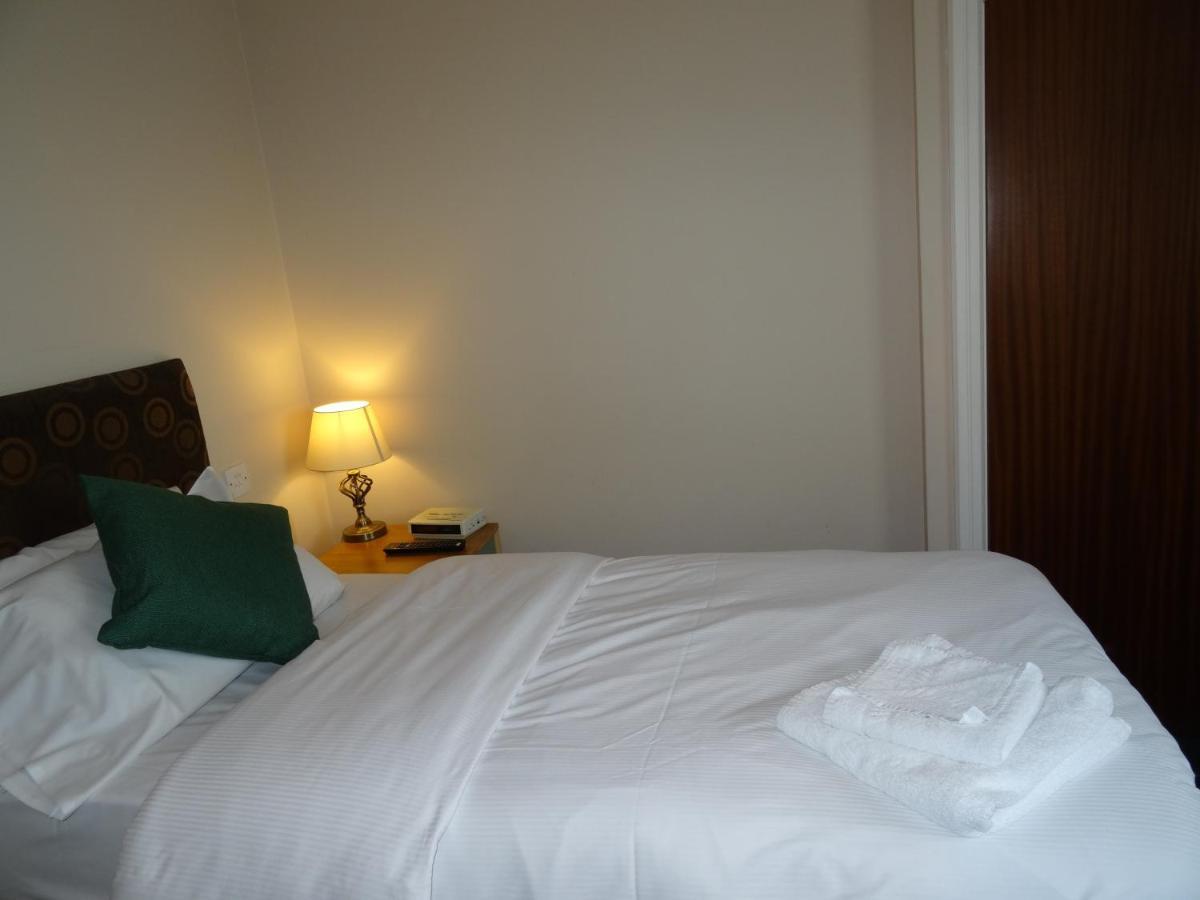 AJ Lodge Slough Buitenkant foto