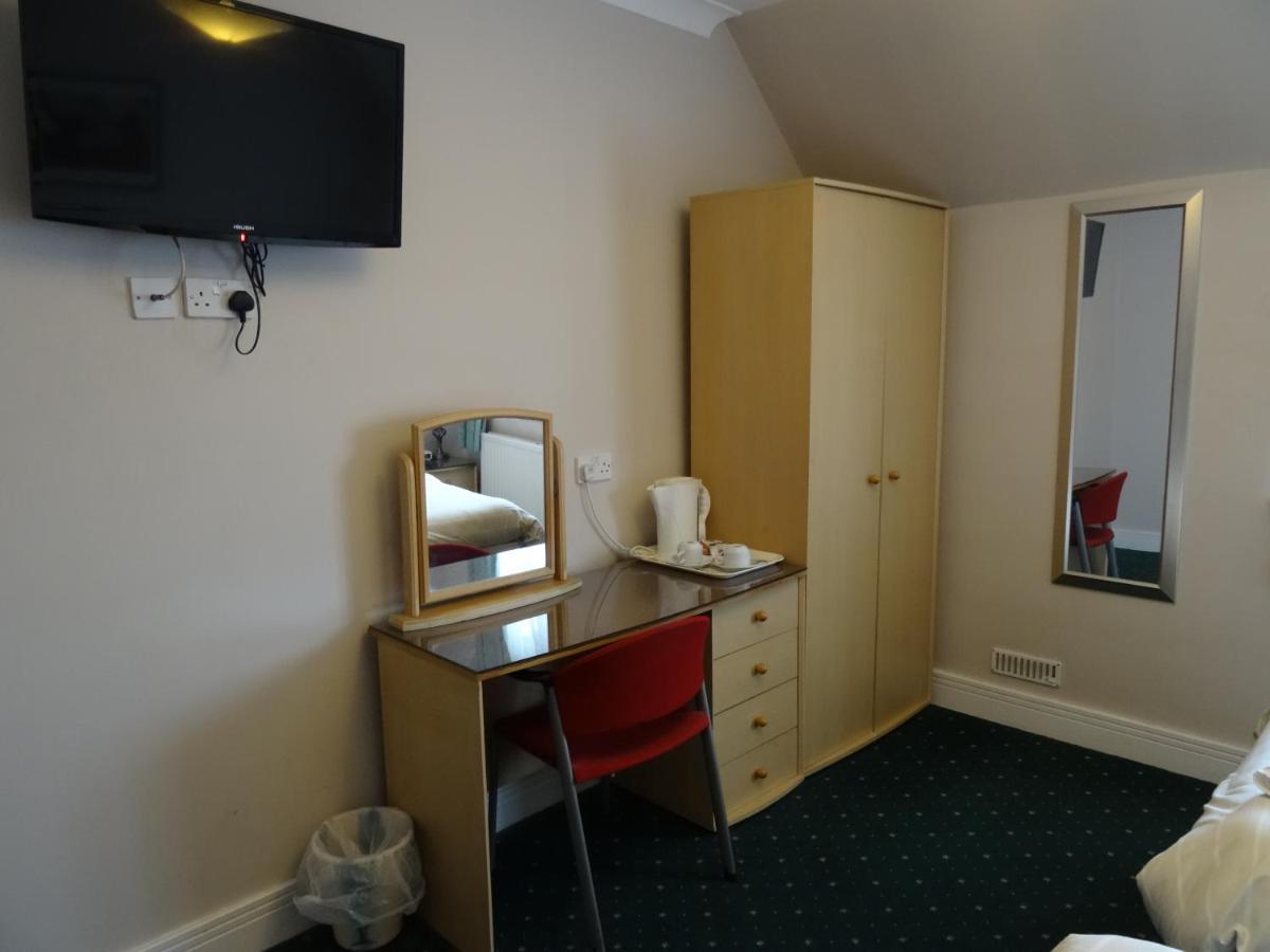 AJ Lodge Slough Buitenkant foto