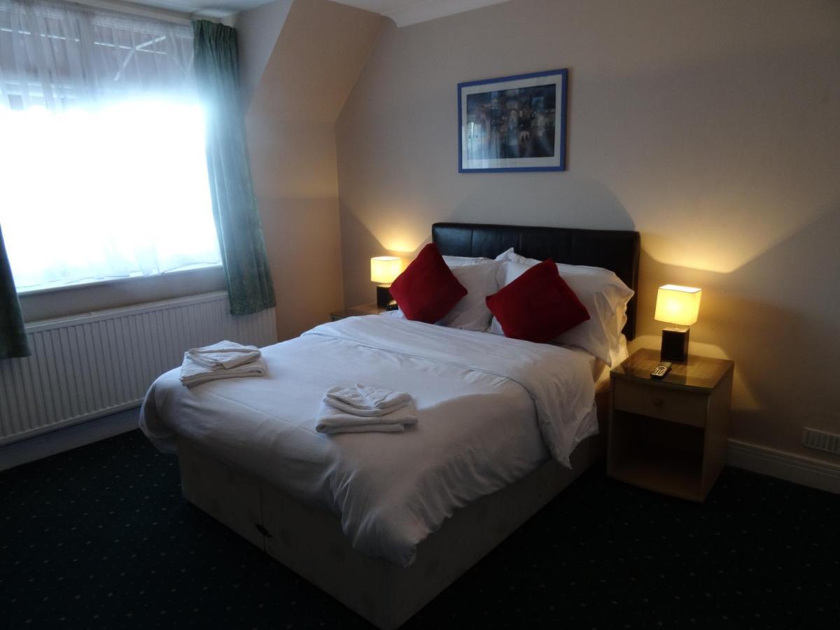 AJ Lodge Slough Buitenkant foto