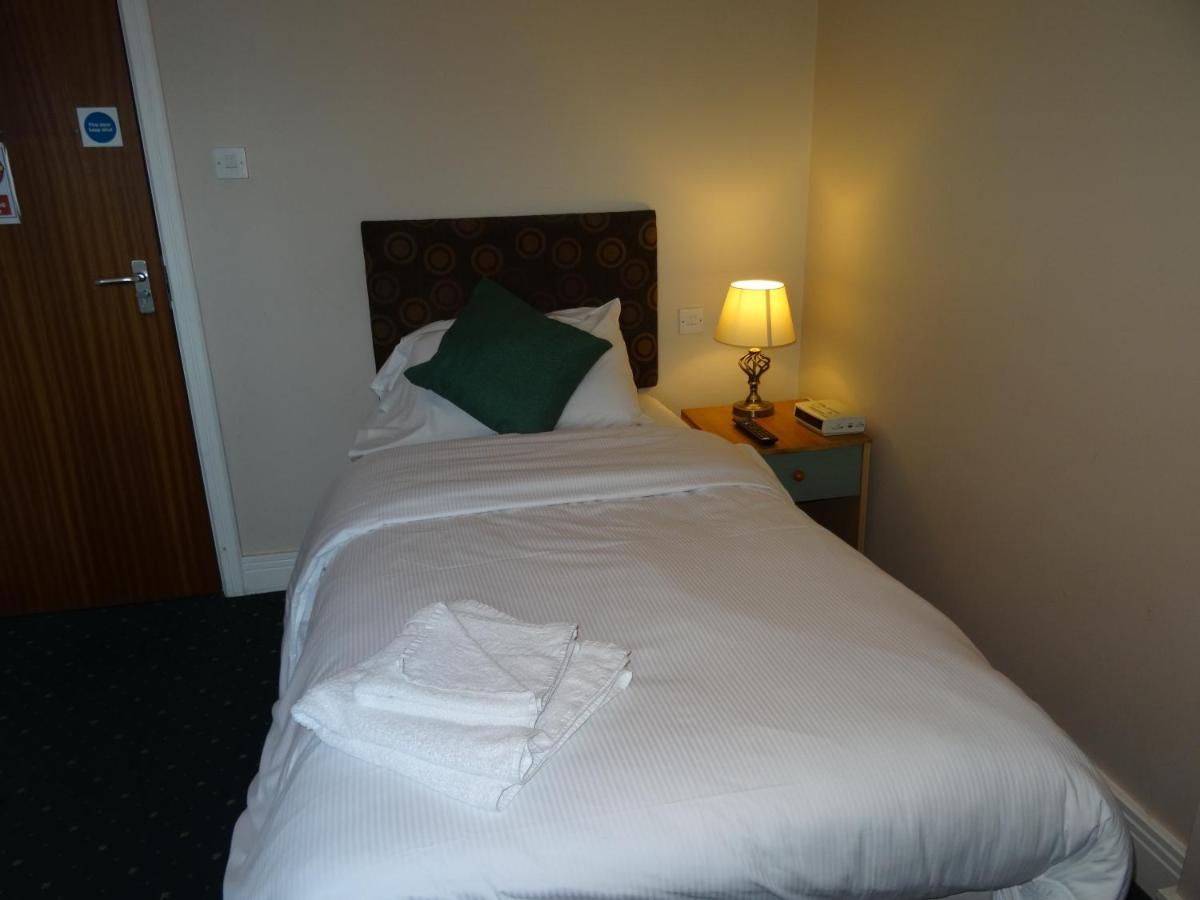 AJ Lodge Slough Buitenkant foto