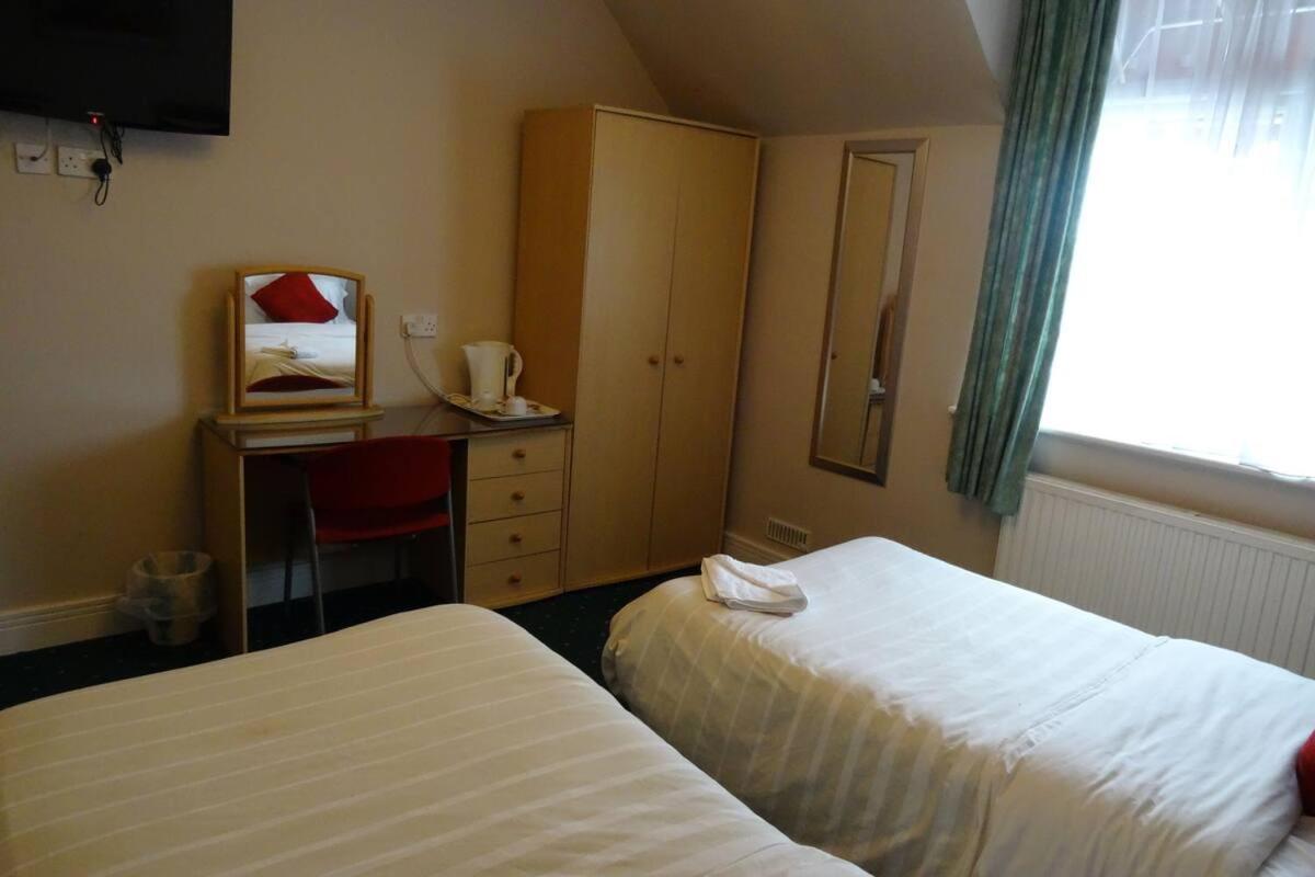 AJ Lodge Slough Buitenkant foto